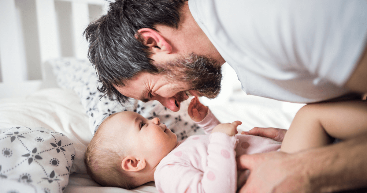 Vater und Baby in der Elternzeit