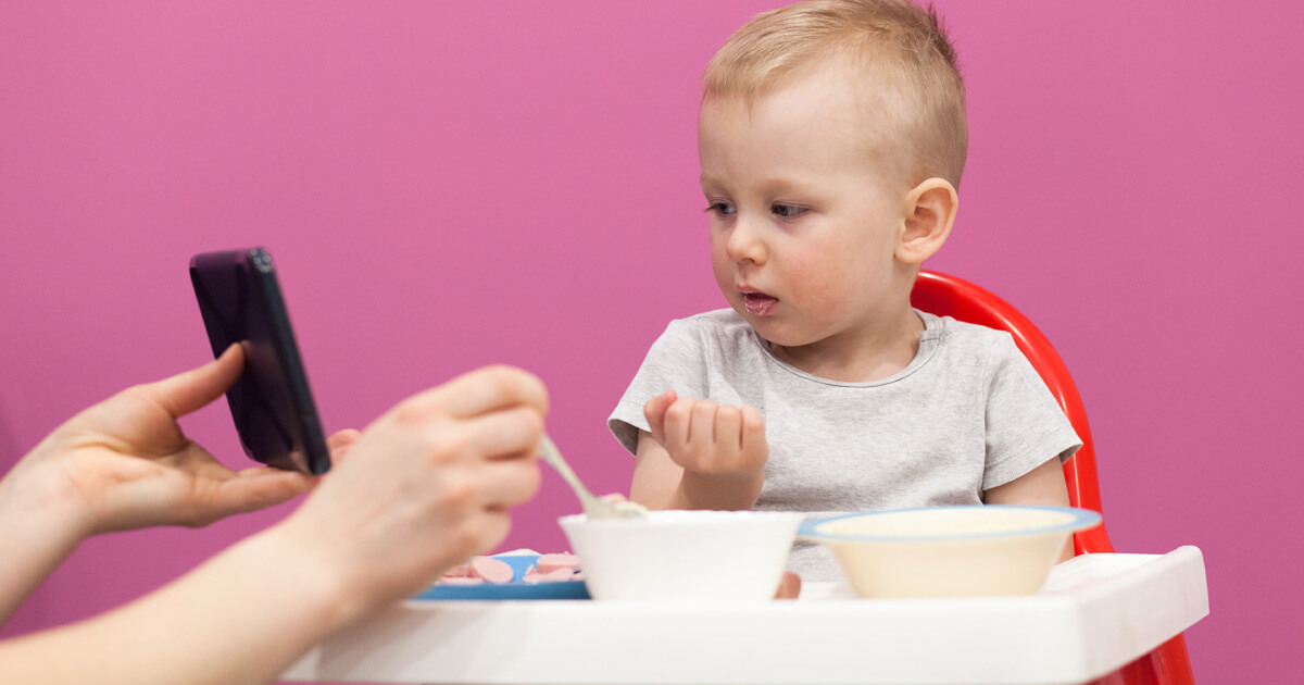 Das sind 10 No-Gos beim Baby füttern